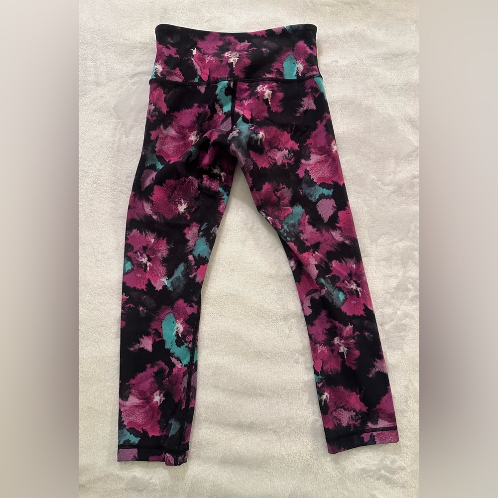 Lululemon size 2 pink capri leggings. Excellent condition - Picture 6 of 7